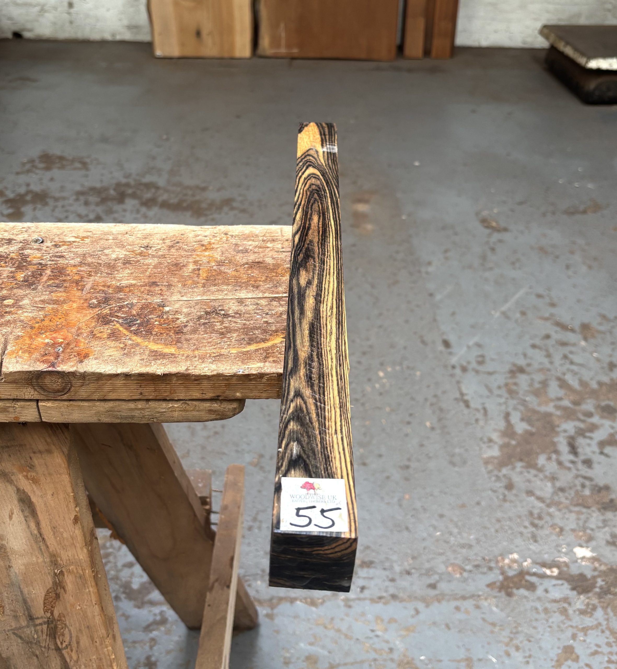 Pale Moon Ebony 37x37x470 mm