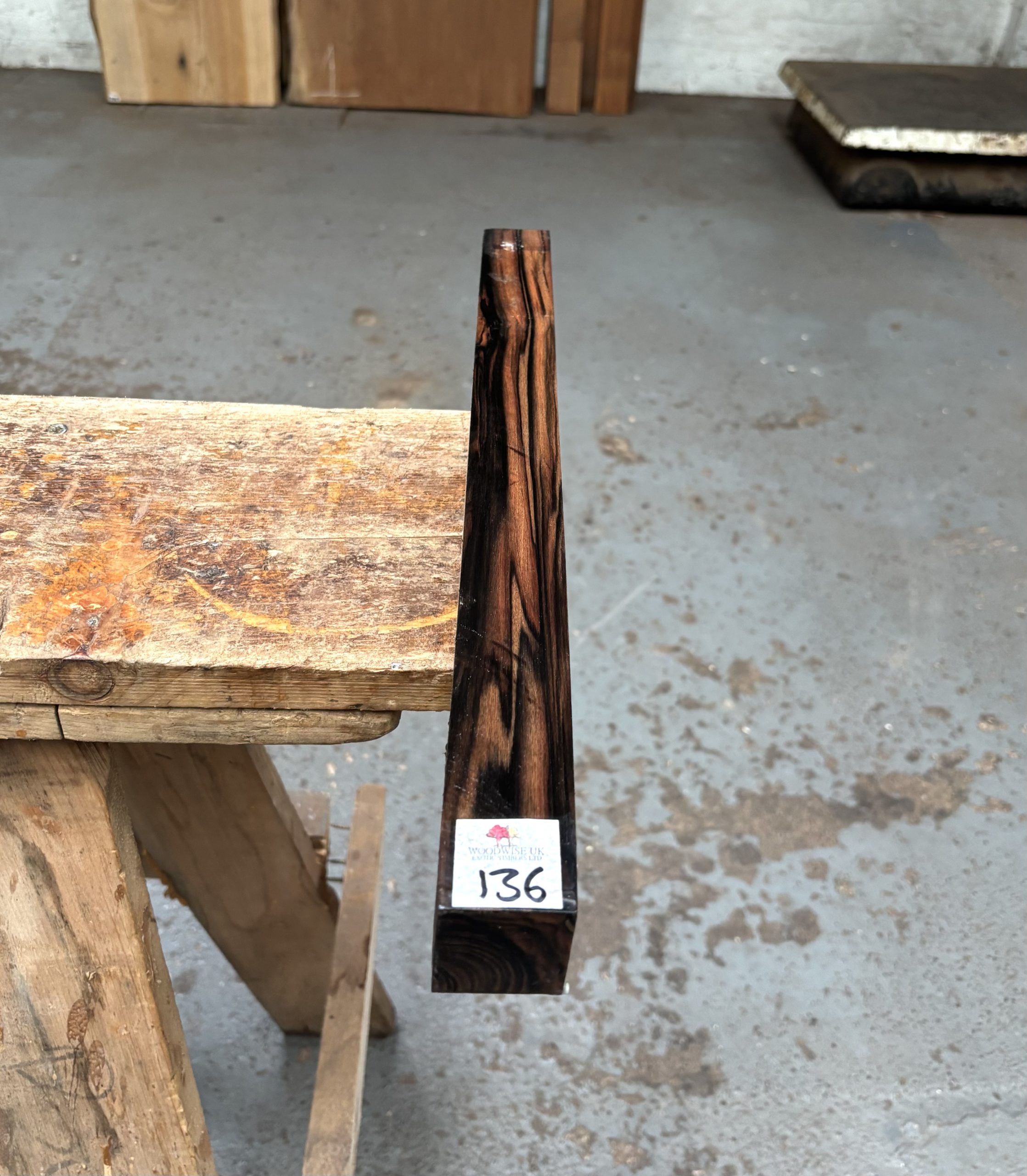 Mun Ebony 38x38x475 mm